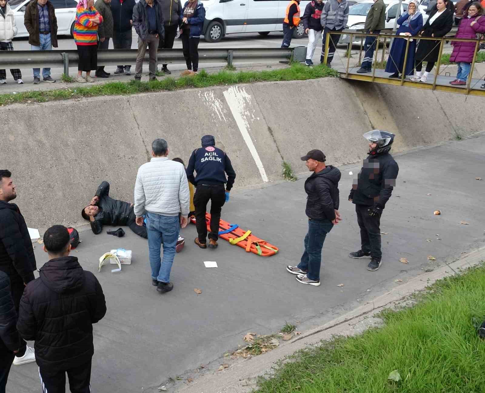Yayaya yol veren motosikletli arkasından gelen otomobilin çarpmasıyla kanala uçtu

