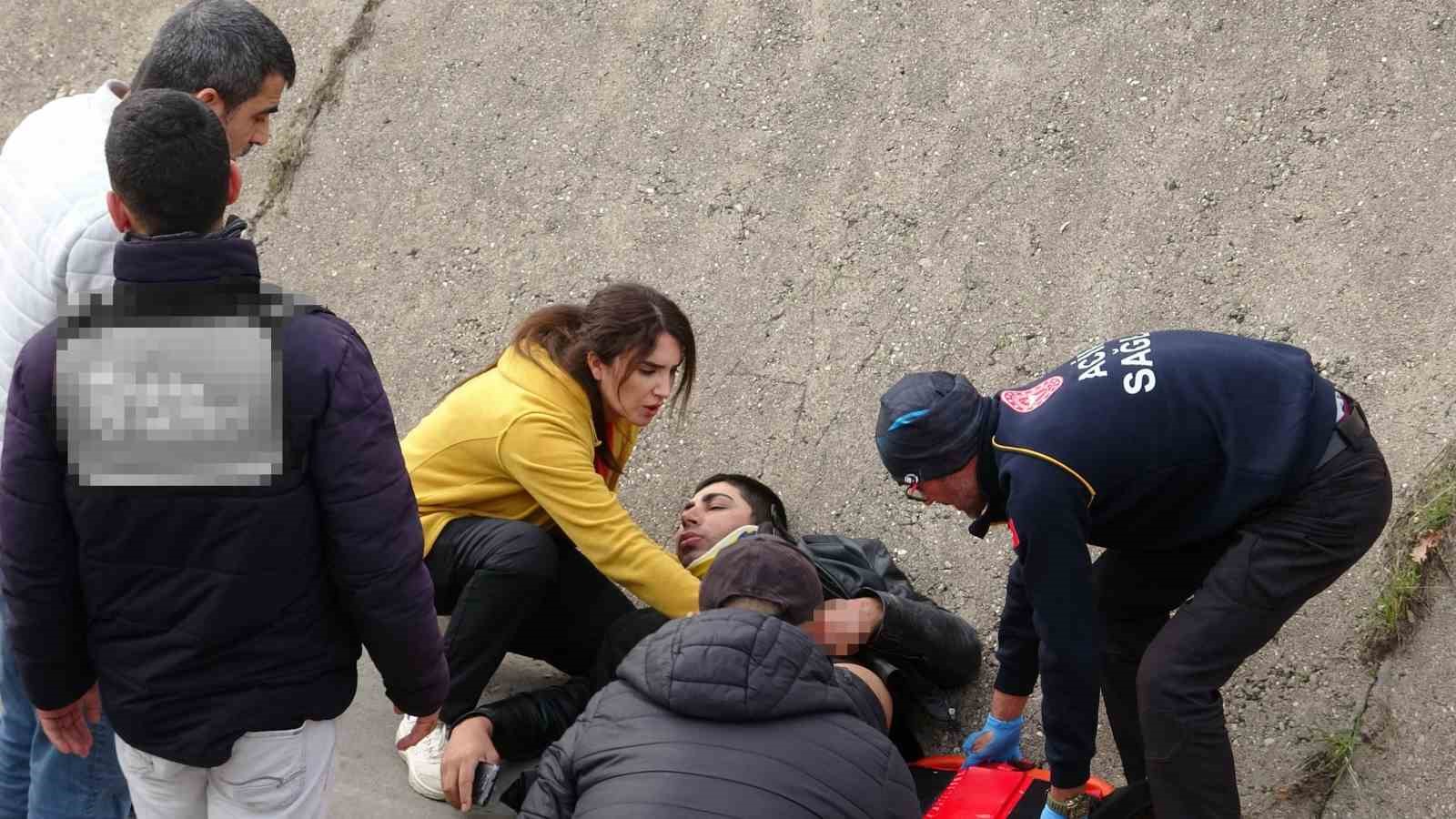 Yayaya yol veren motosikletli arkasından gelen otomobilin çarpmasıyla kanala uçtu
