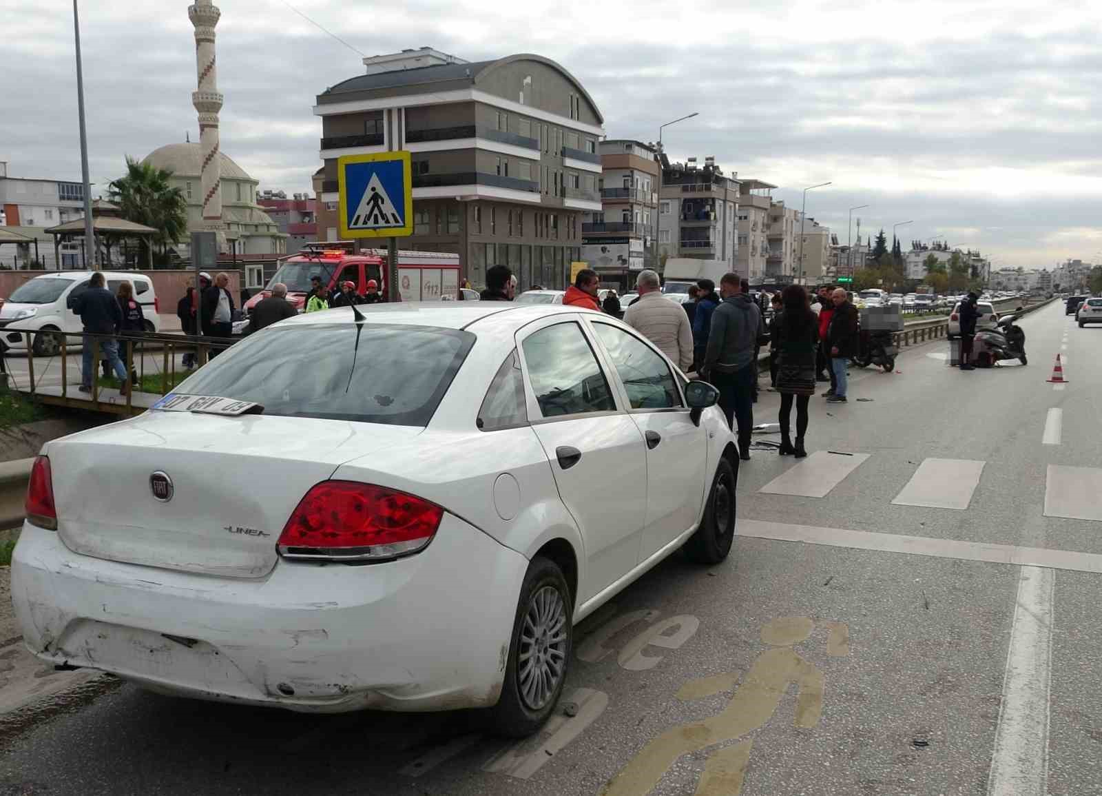 Yayaya yol veren motosikletli arkasından gelen otomobilin çarpmasıyla kanala uçtu
