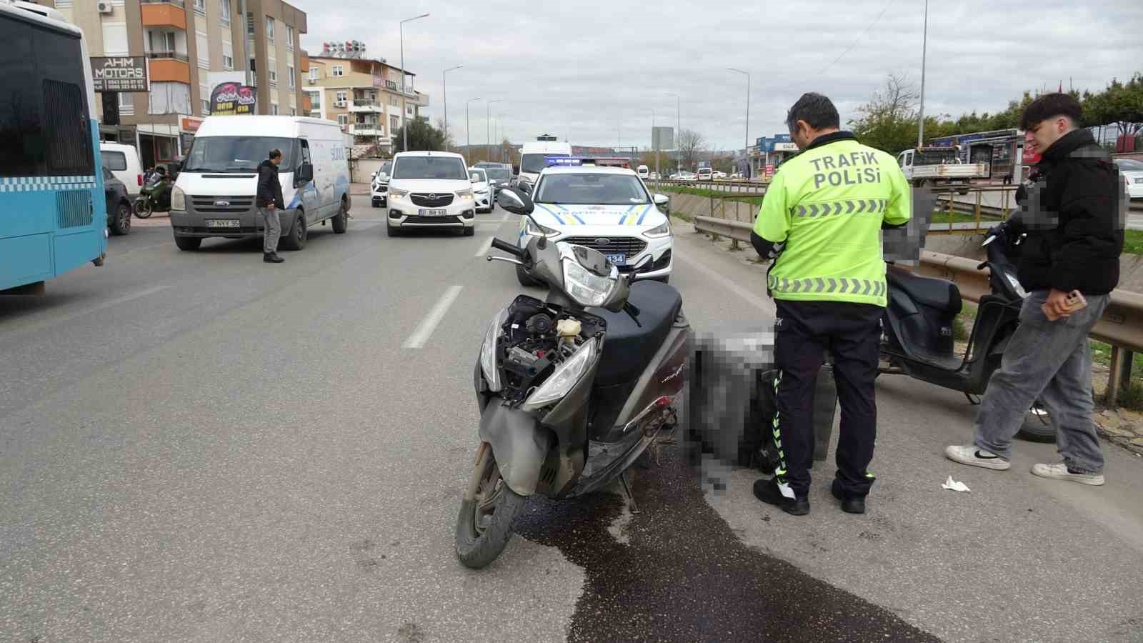Yayaya yol veren motosikletli arkasından gelen otomobilin çarpmasıyla kanala uçtu
