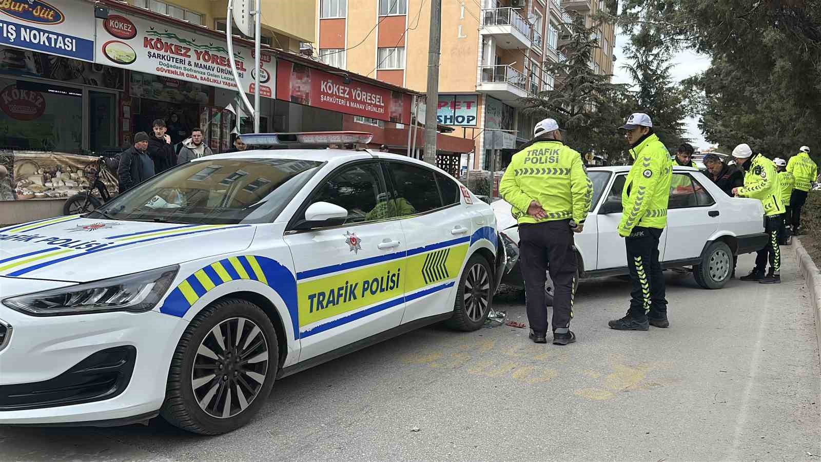 Yayaya yol veren polis aracına Tofaş otomobil arkadan çarptı
