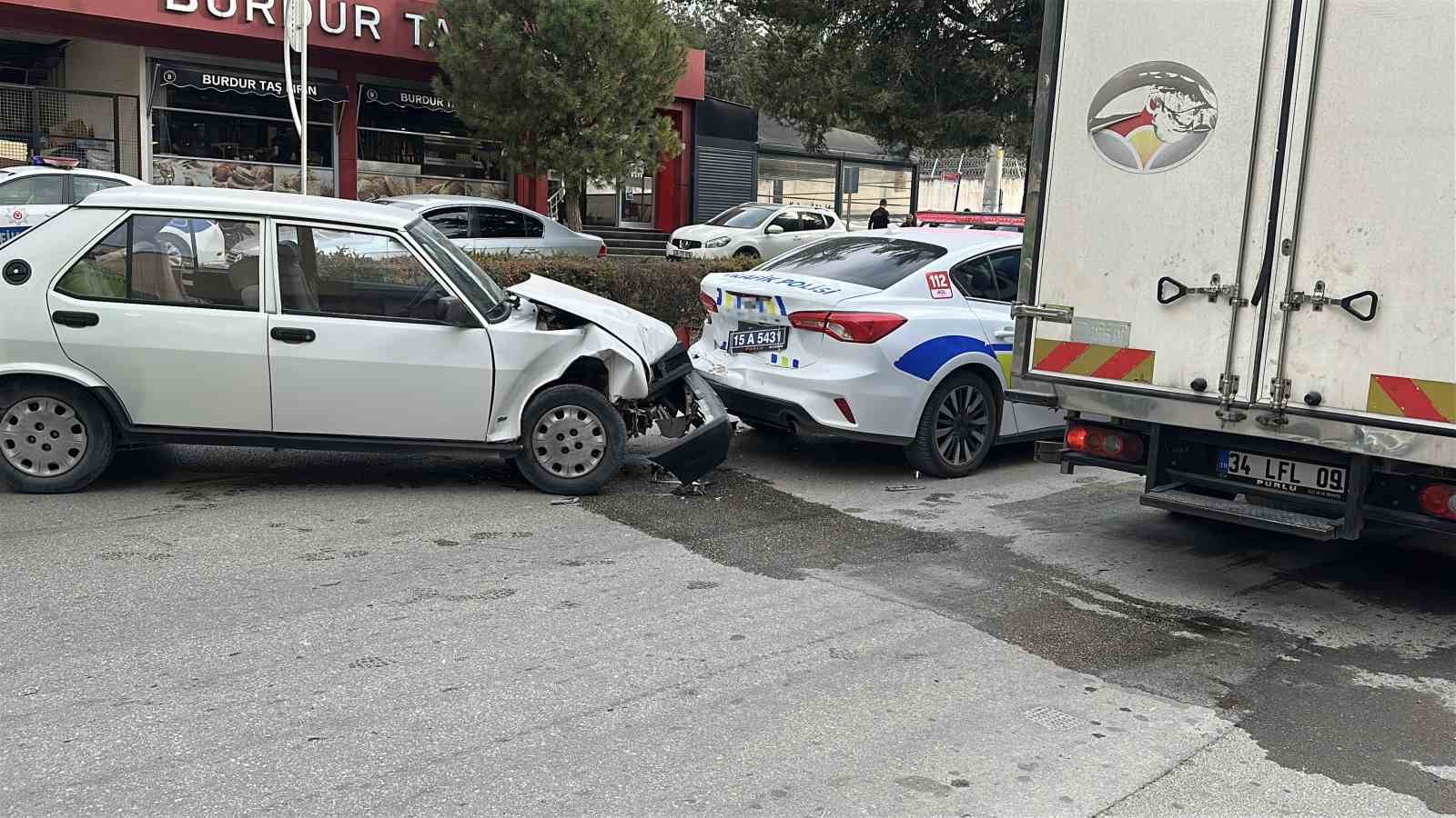 Yayaya yol veren polis aracına Tofaş otomobil arkadan çarptı
