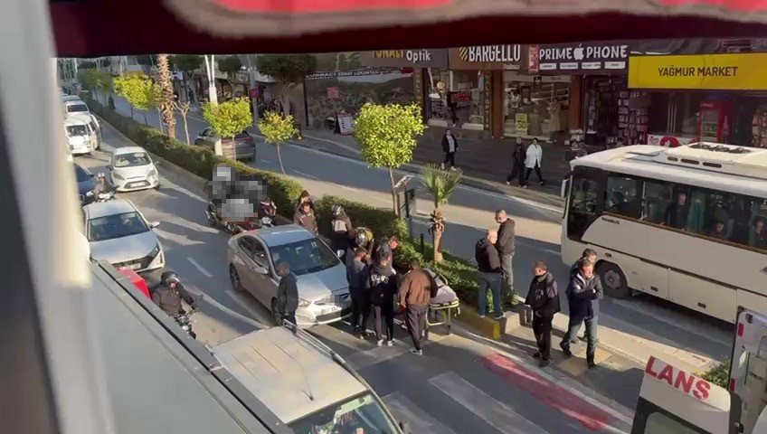 Yayaya yol vermek için duran otomobile arkadan çarptı o anlar güvenlik kamerasında
