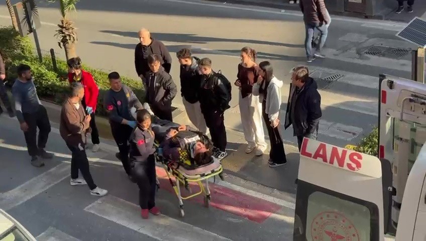 Yayaya yol vermek için duran otomobile arkadan çarptı o anlar güvenlik kamerasında
