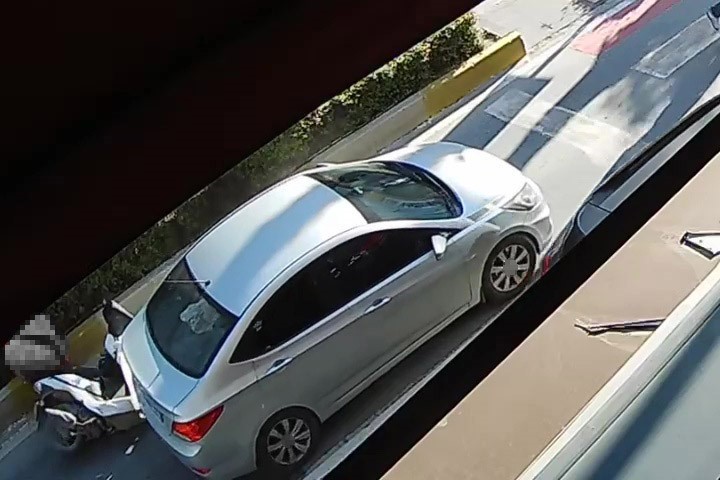 Yayaya yol vermek için duran otomobile arkadan çarptı o anlar güvenlik kamerasında

