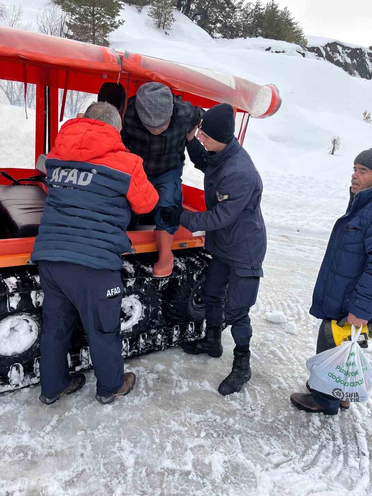 Yayla evinde mahsur kalan vatandaşı AFAD ve jandarma kurtardı

