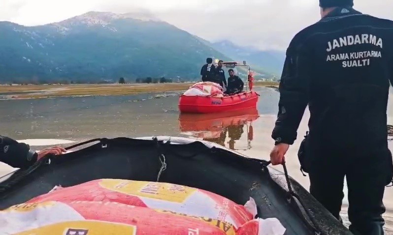 Yaylada mahsur kalan çoban ve yüzlerce hayvana botla yem ile erzak taşıdılar
