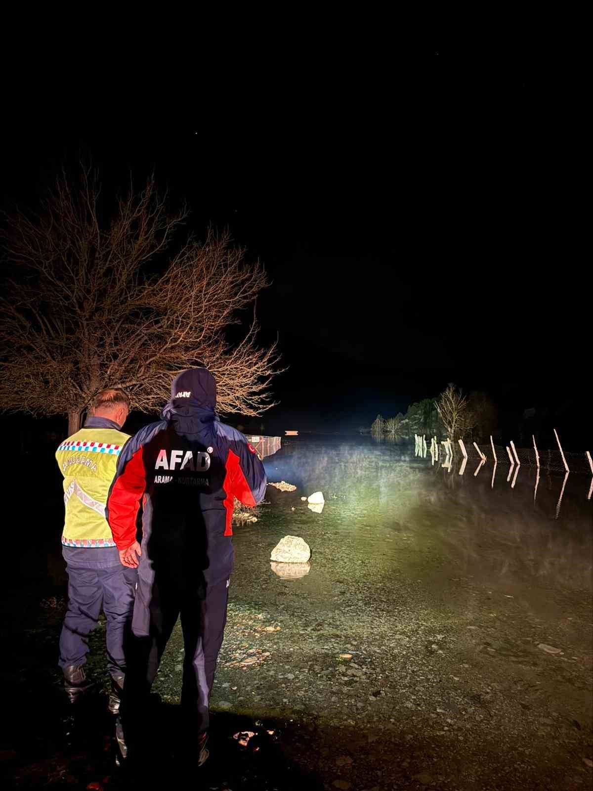 Yaylada mahsur kalan çoban ve yüzlerce hayvana botla yem ile erzak taşıdılar
