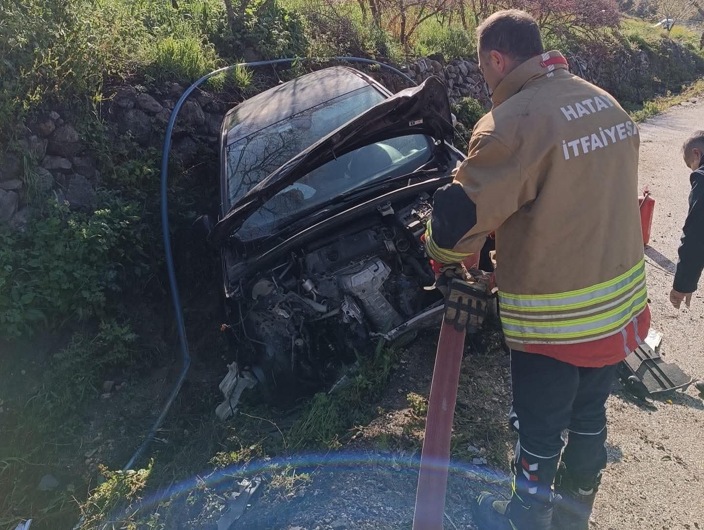 Yayladağı’nda bahçe duvarına çarpan otomobil hurdaya döndü
