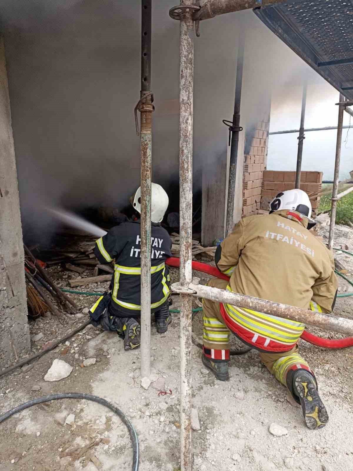 Yayladağı’nda müstakile evden alevler yükseldi
