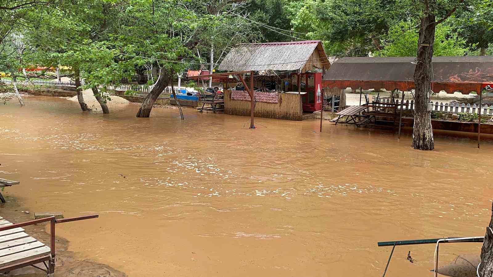 Yaylalardaki sel dereleri coşturdu, Akdeniz’i kahverengiye bürüdü
