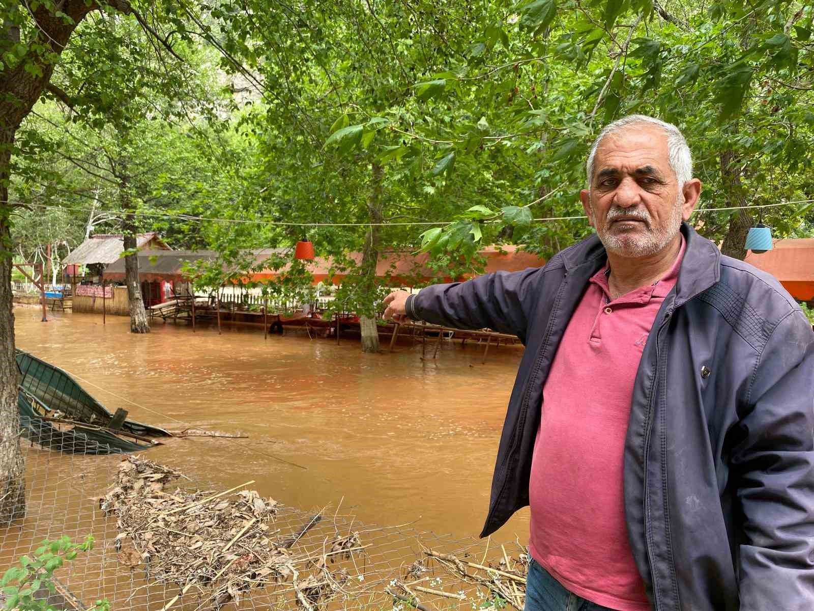 Yaylalardaki sel dereleri coşturdu, Akdeniz’i kahverengiye bürüdü
