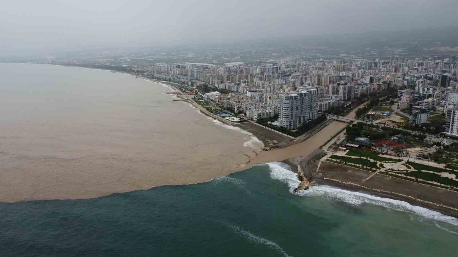 Yaylalardaki sel dereleri coşturdu, Akdeniz’i kahverengiye bürüdü

