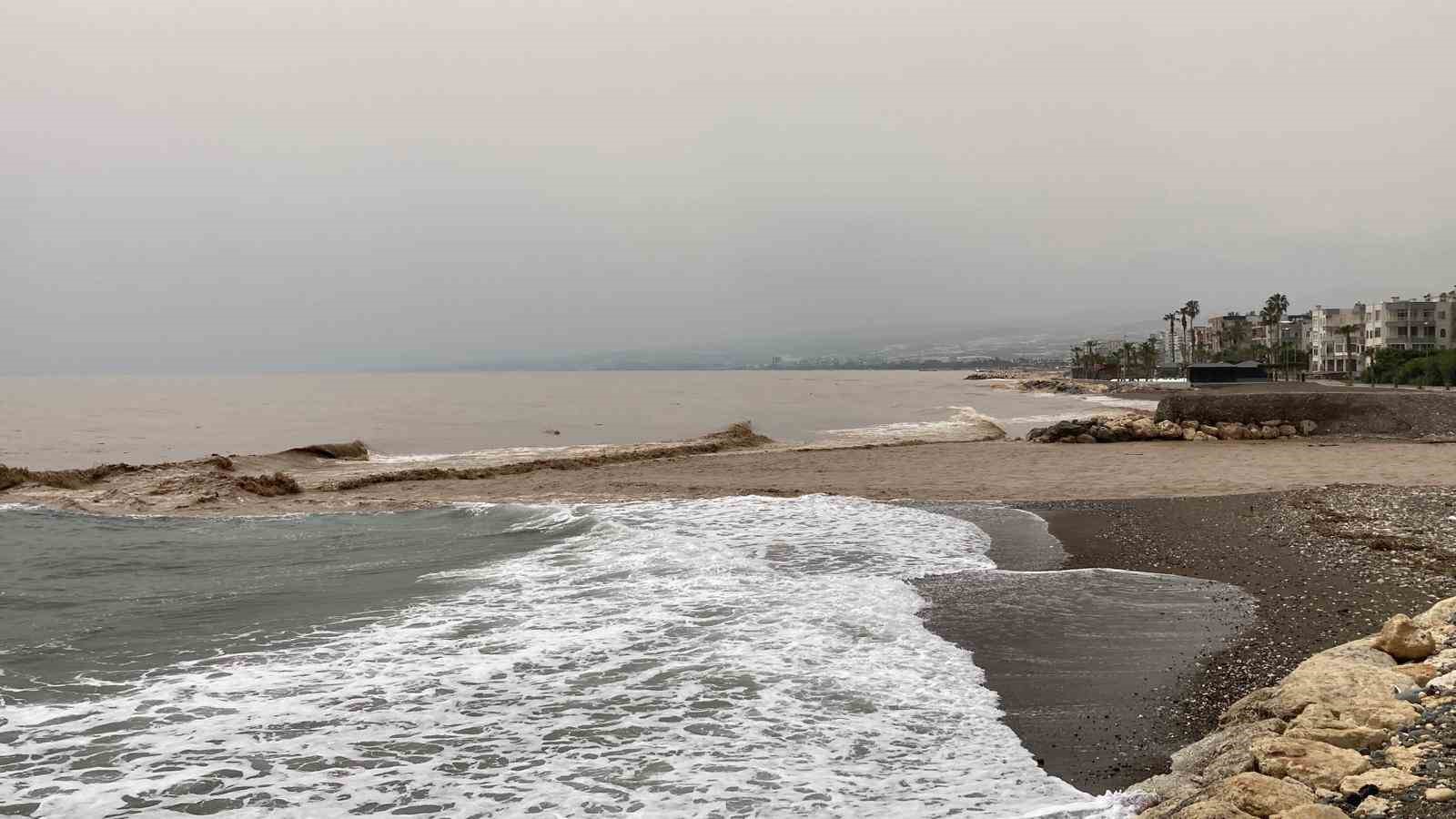 Yaylalardaki sel dereleri coşturdu, Akdeniz’i kahverengiye bürüdü
