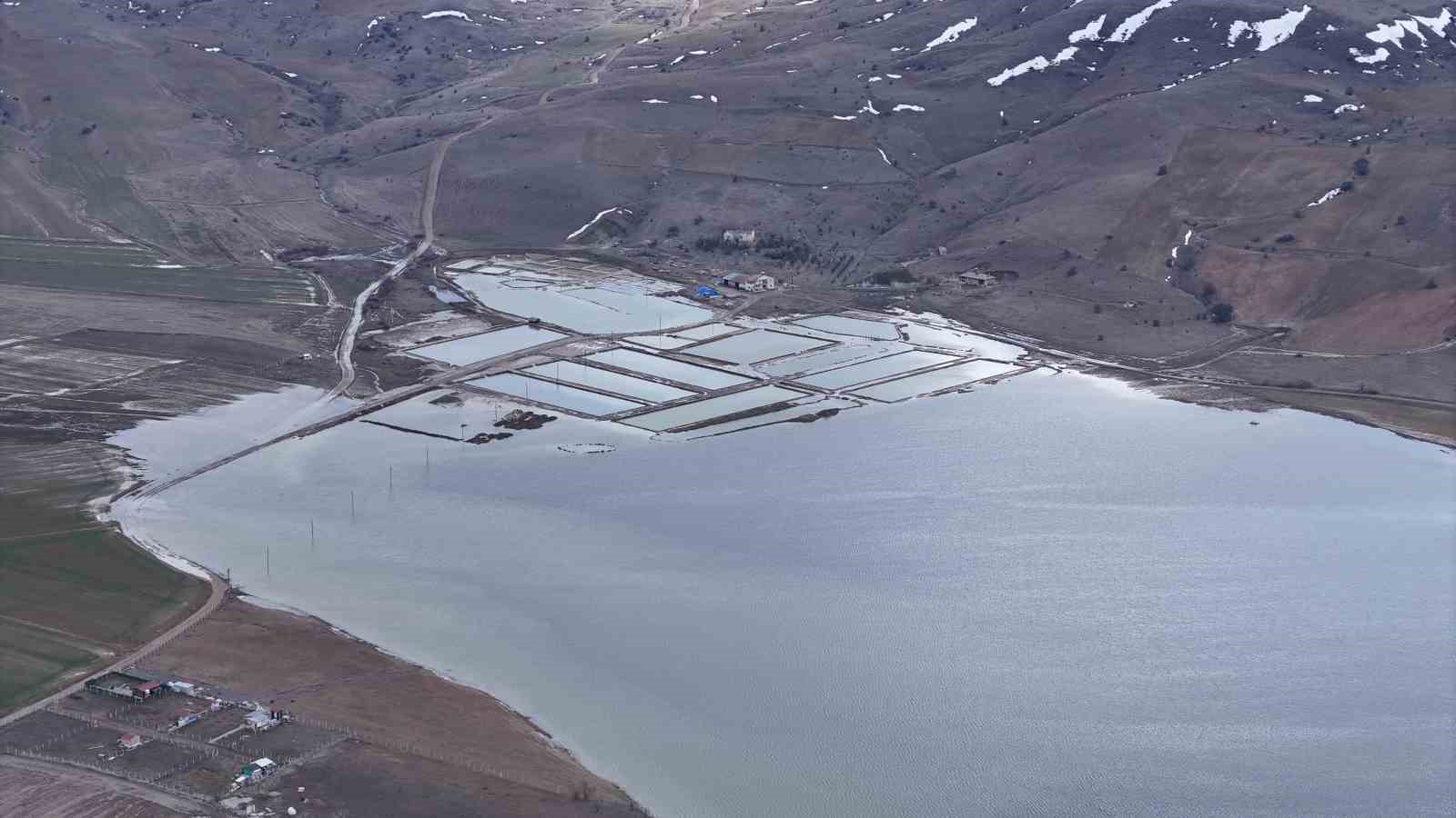 Yaz aylarında tamamen kuruyan göl, yeniden su tuttu
