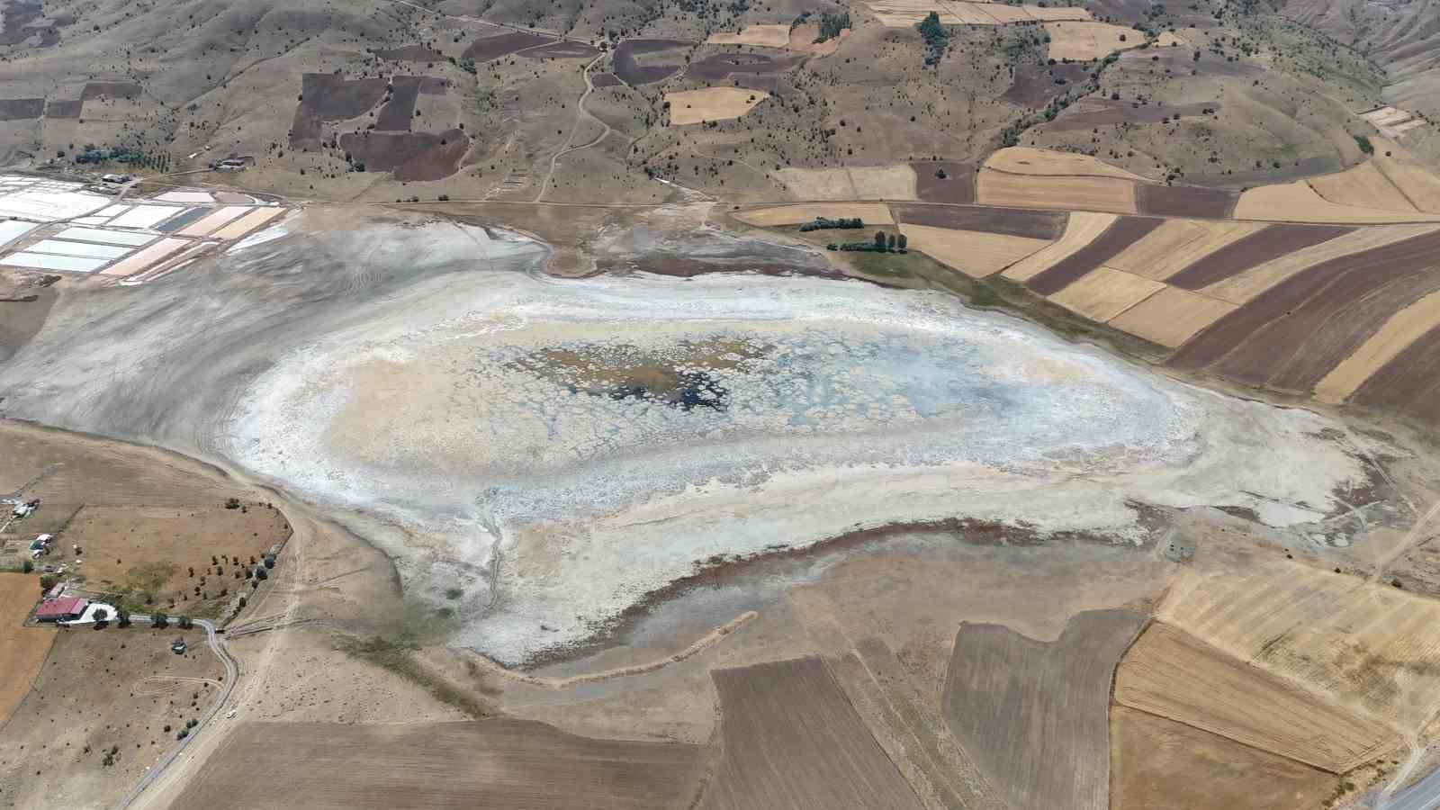 Yaz aylarında tamamen kuruyan göl, yeniden su tuttu
