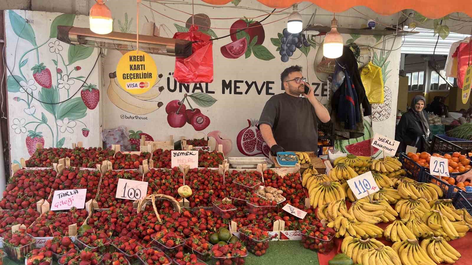 Yaz meyveleri pazar tezgahlarında yerini aldı
