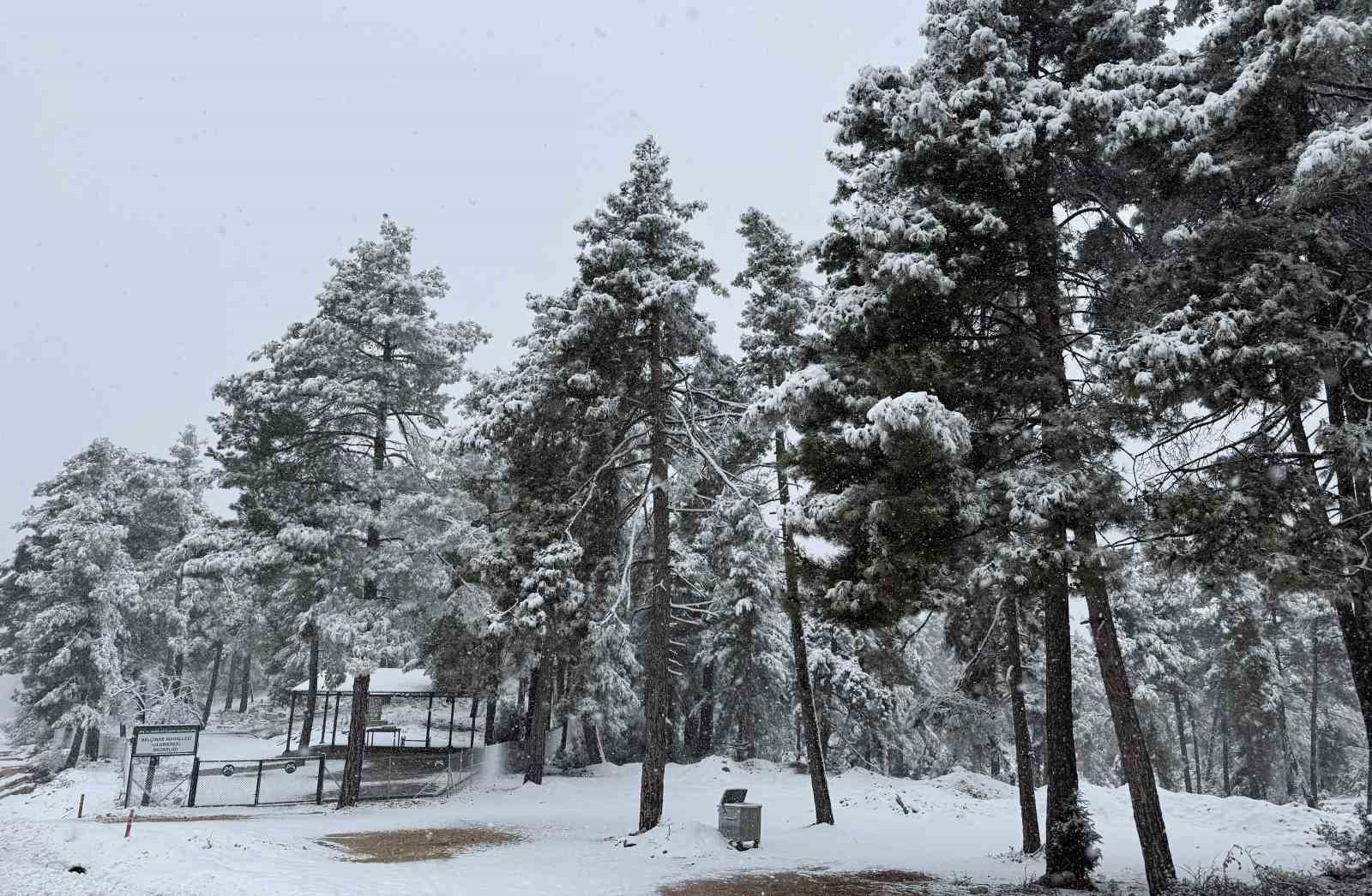 Yaz şehri Mersin’de kar birçok mahalleyi beyaza bürüdü
