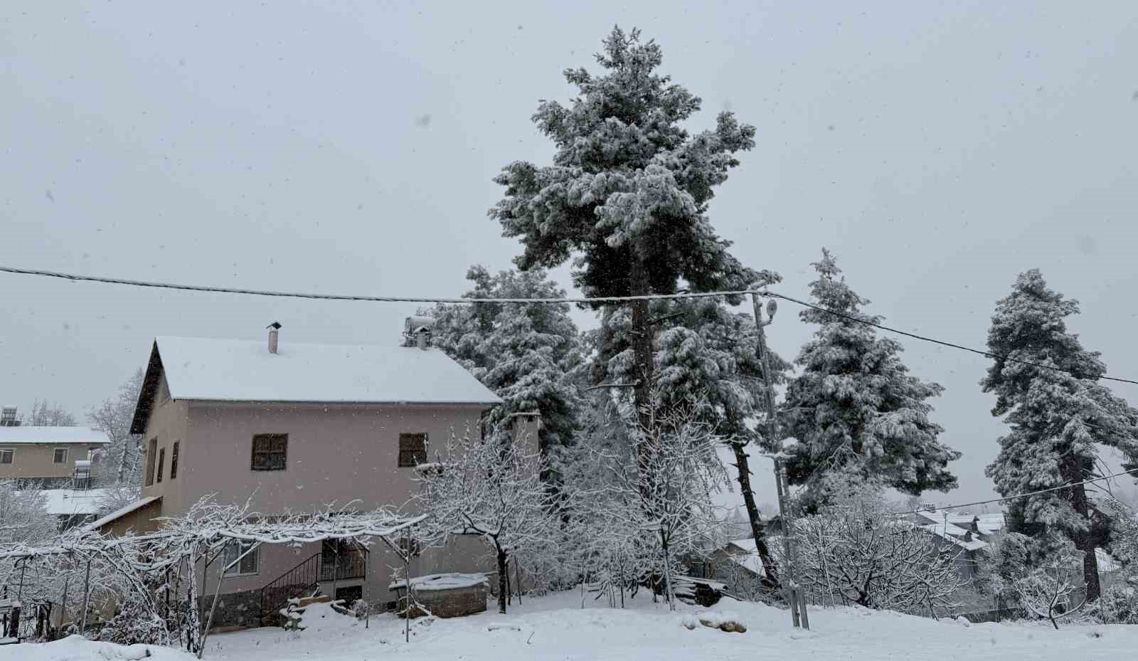 Yaz şehri Mersin’de kar birçok mahalleyi beyaza bürüdü
