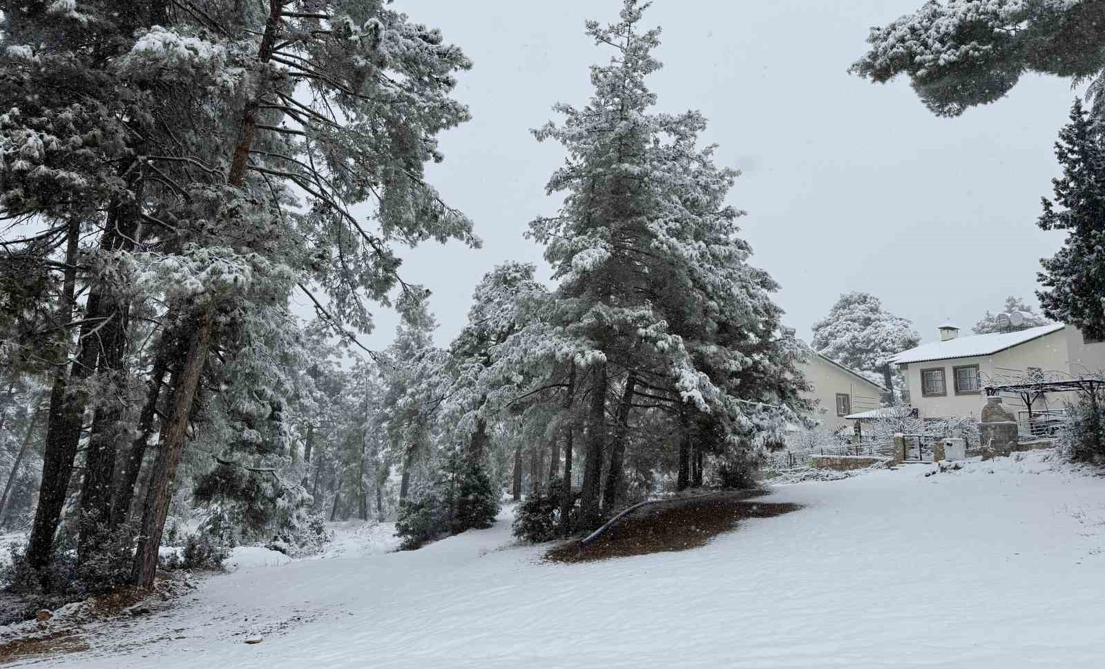 Yaz şehri Mersin’de kar birçok mahalleyi beyaza bürüdü
