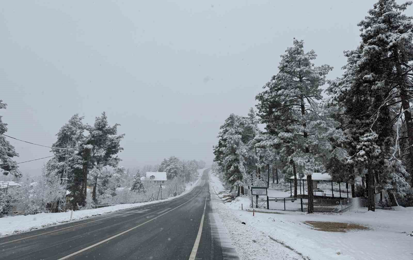 Yaz şehri Mersin’de kar birçok mahalleyi beyaza bürüdü
