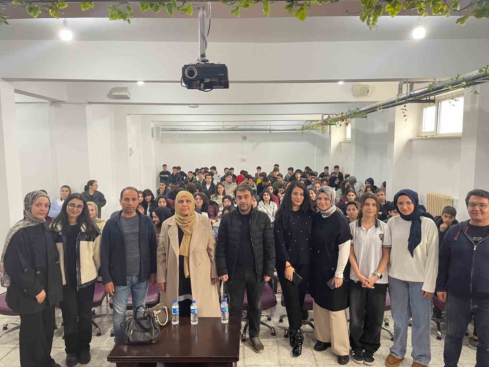 Yazar Naşide Can, Çermik Fen Lisesinde konferans verdi
