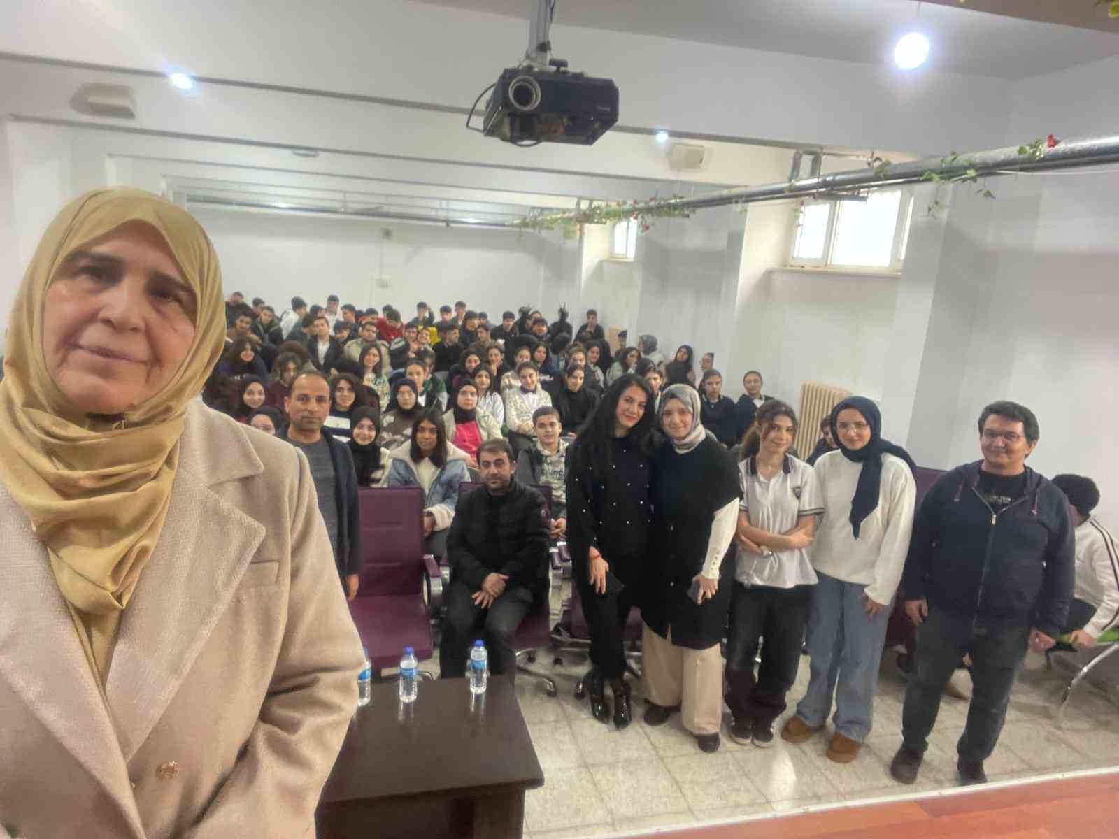 Yazar Naşide Can, Çermik Fen Lisesinde konferans verdi

