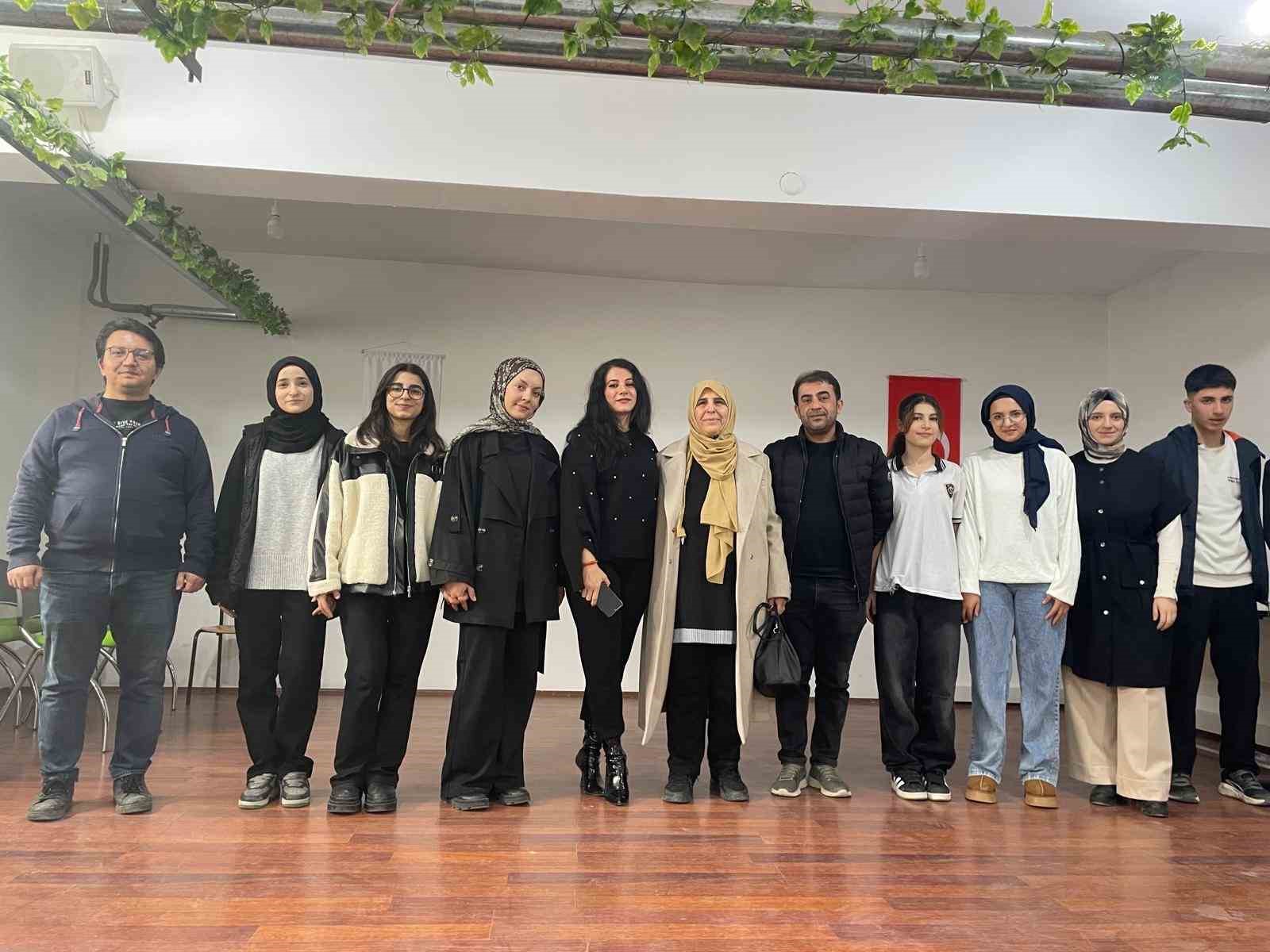 Yazar Naşide Can, Çermik Fen Lisesinde konferans verdi

