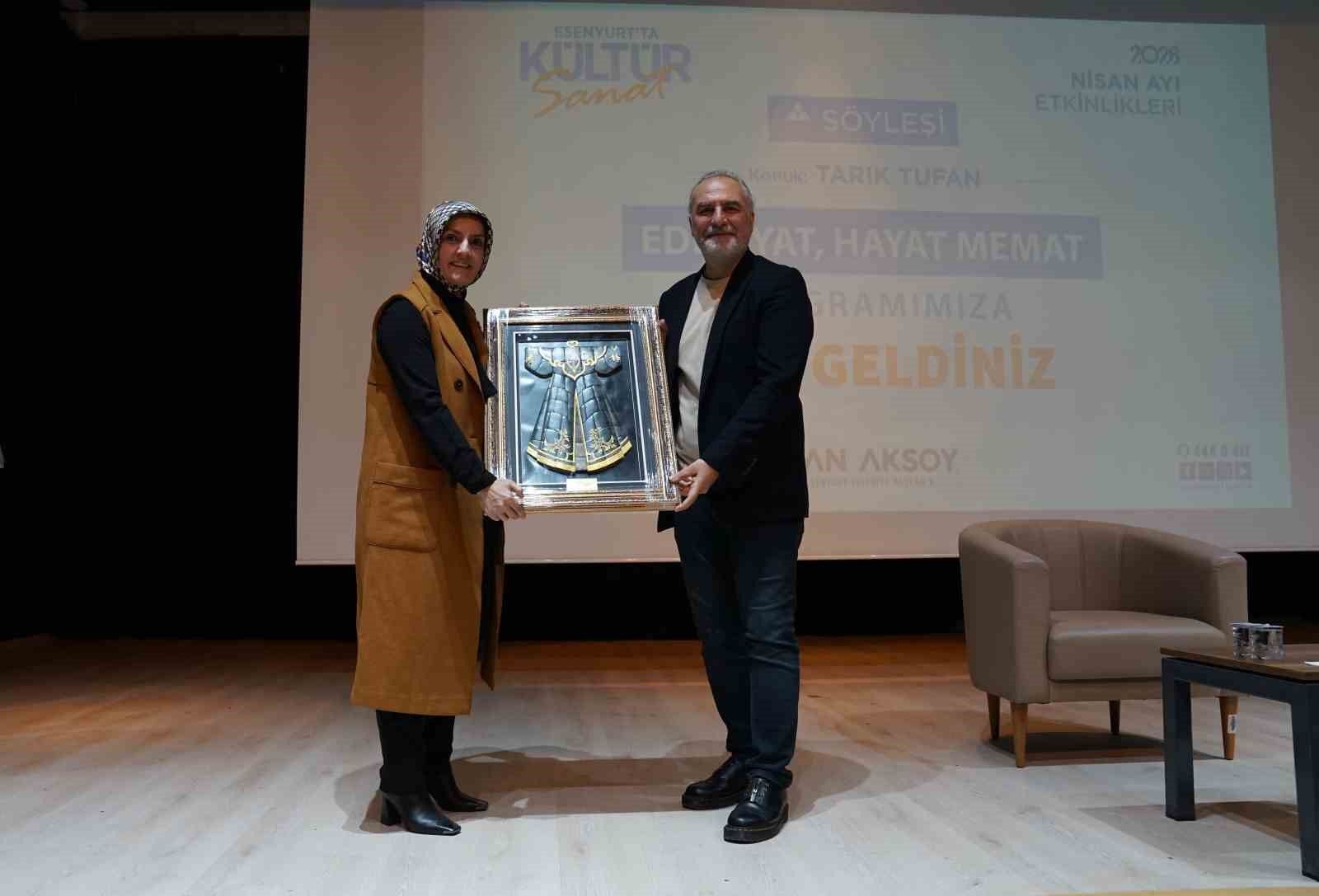 Yazar Tarık Tufan Esenyurt’ta okurlarıyla buluştu
Yazar Tarık Tufan Esenyurt’ta okurlarıyla buluştu