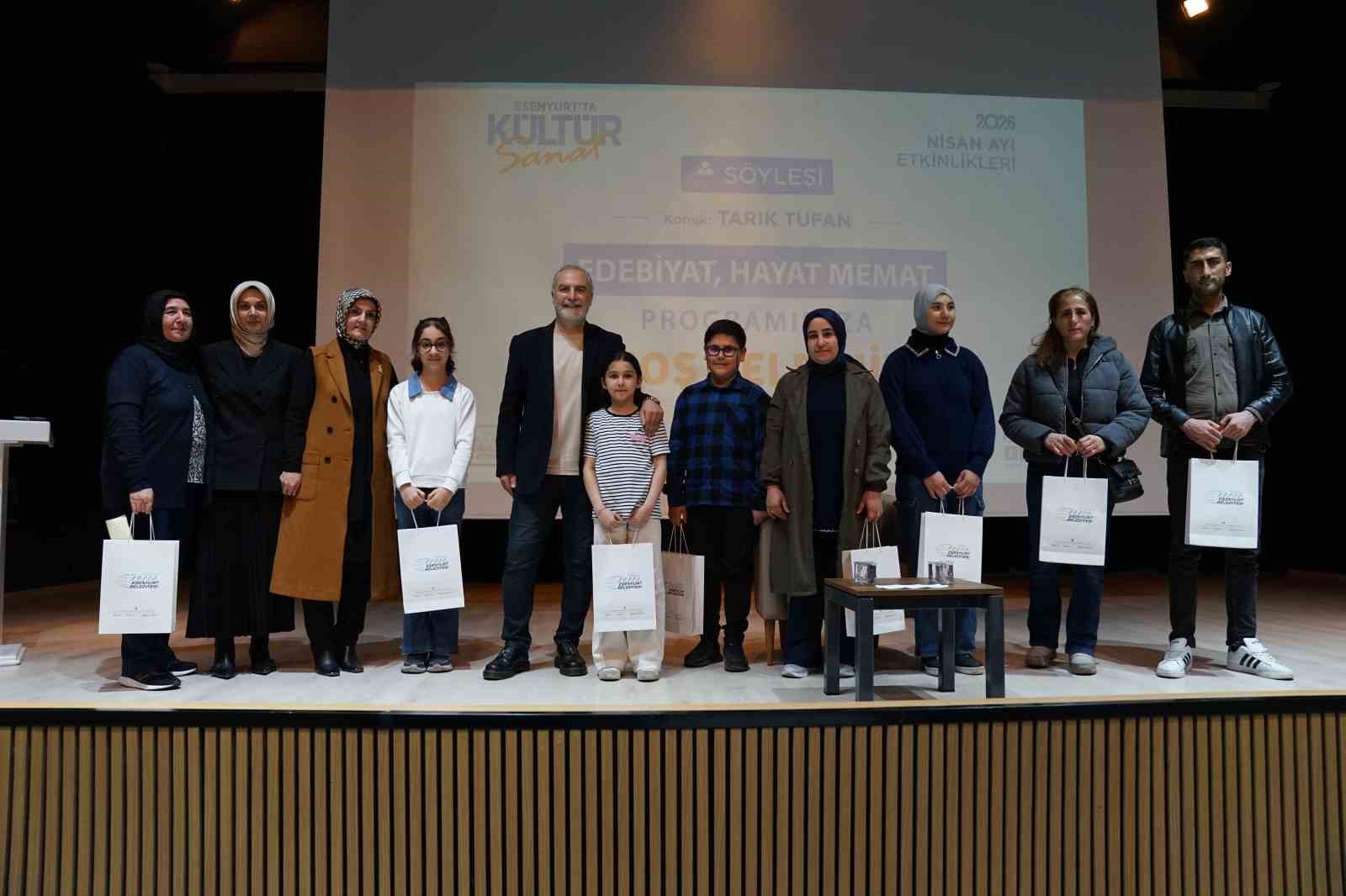 Yazar Tarık Tufan Esenyurt’ta okurlarıyla buluştu
Yazar Tarık Tufan Esenyurt’ta okurlarıyla buluştu