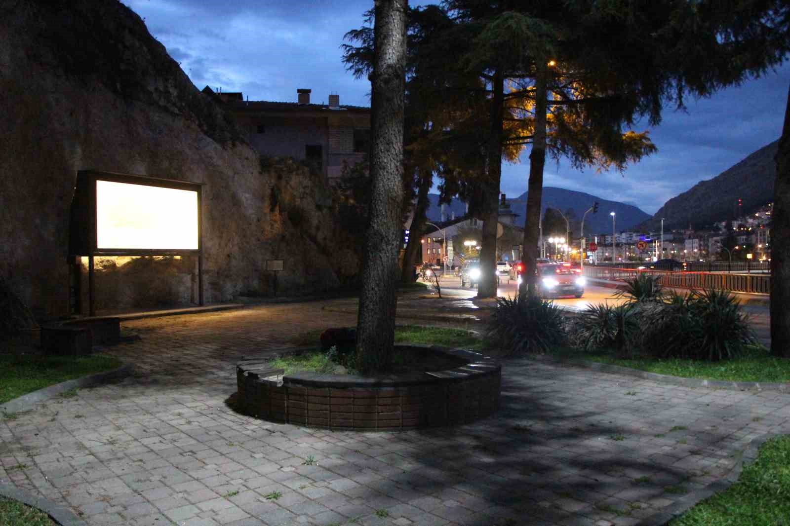 Yazboz tahtasına dönmüştü, restore edilen 600 yıllık kaya kitabenin dünyada tek olduğu ortaya çıktı
