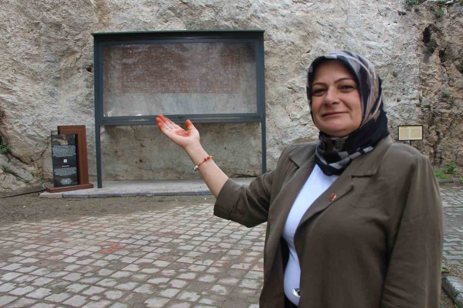 Yazboz tahtasına dönmüştü, restore edilen 600 yıllık kaya kitabenin dünyada tek olduğu ortaya çıktı
