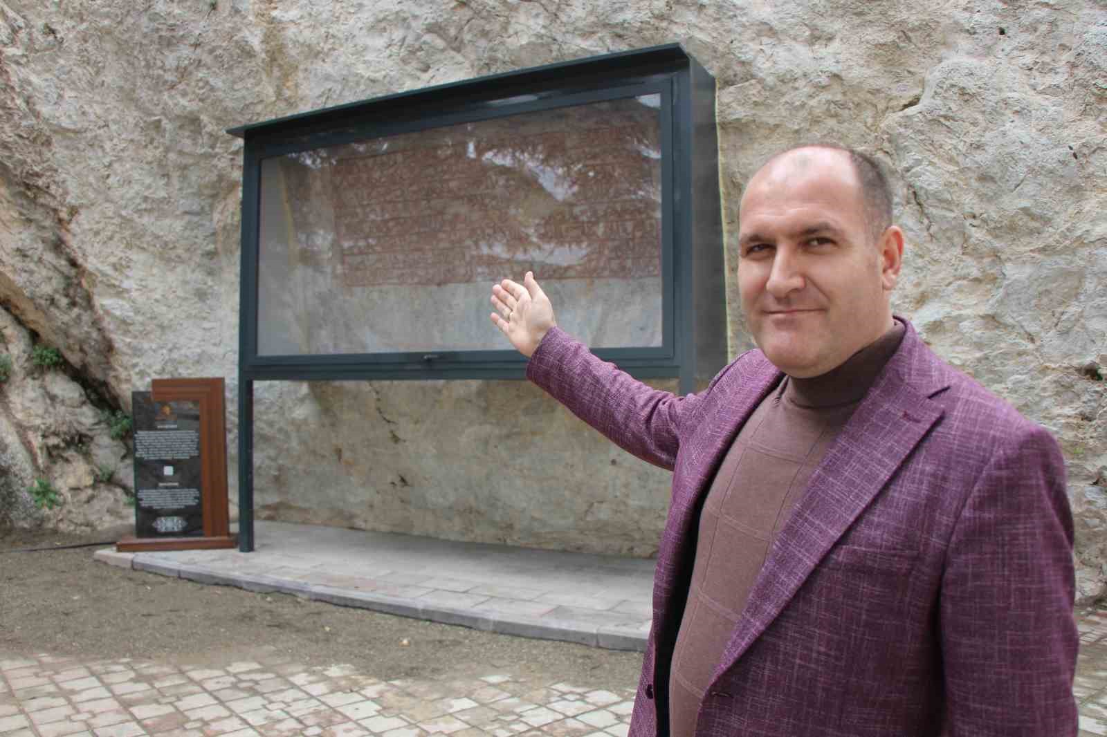 Yazboz tahtasına dönmüştü, restore edilen 600 yıllık kaya kitabenin dünyada tek olduğu ortaya çıktı
