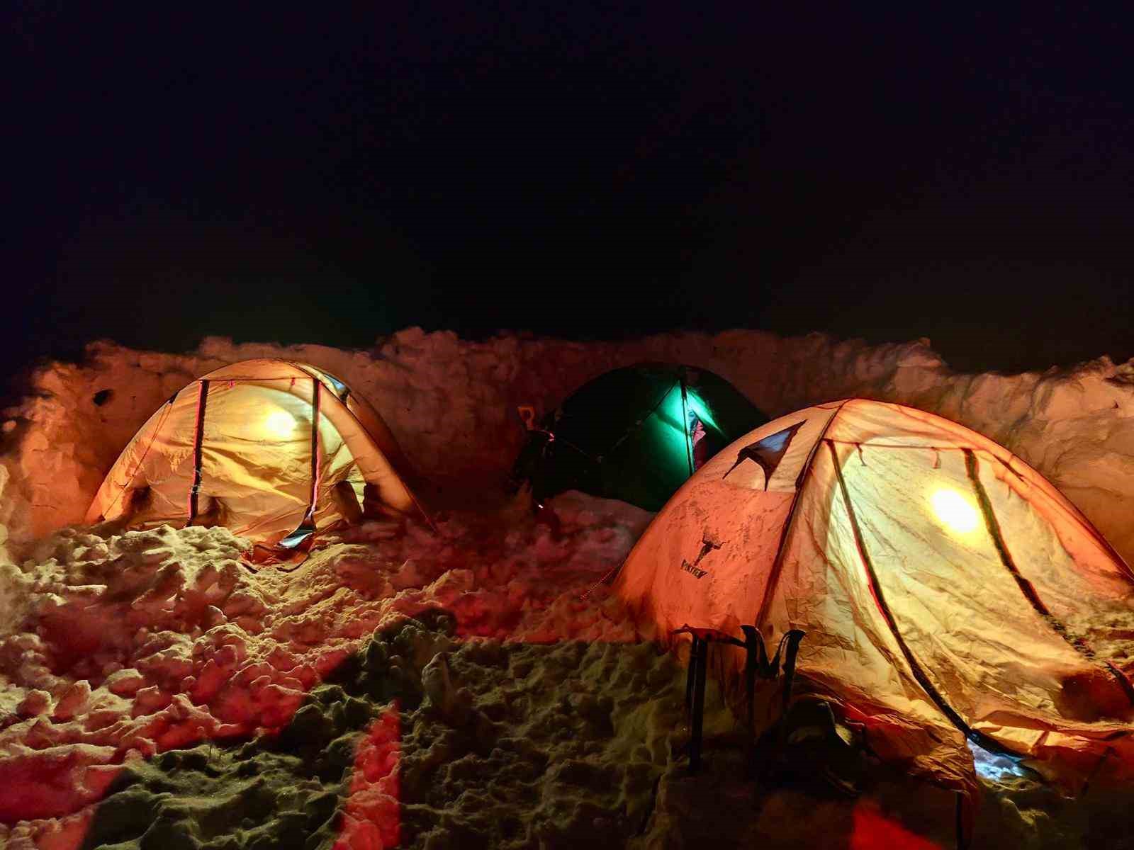Yazın dalgalanan bayrak kışın buz kesti, o anlar görüntülendi
