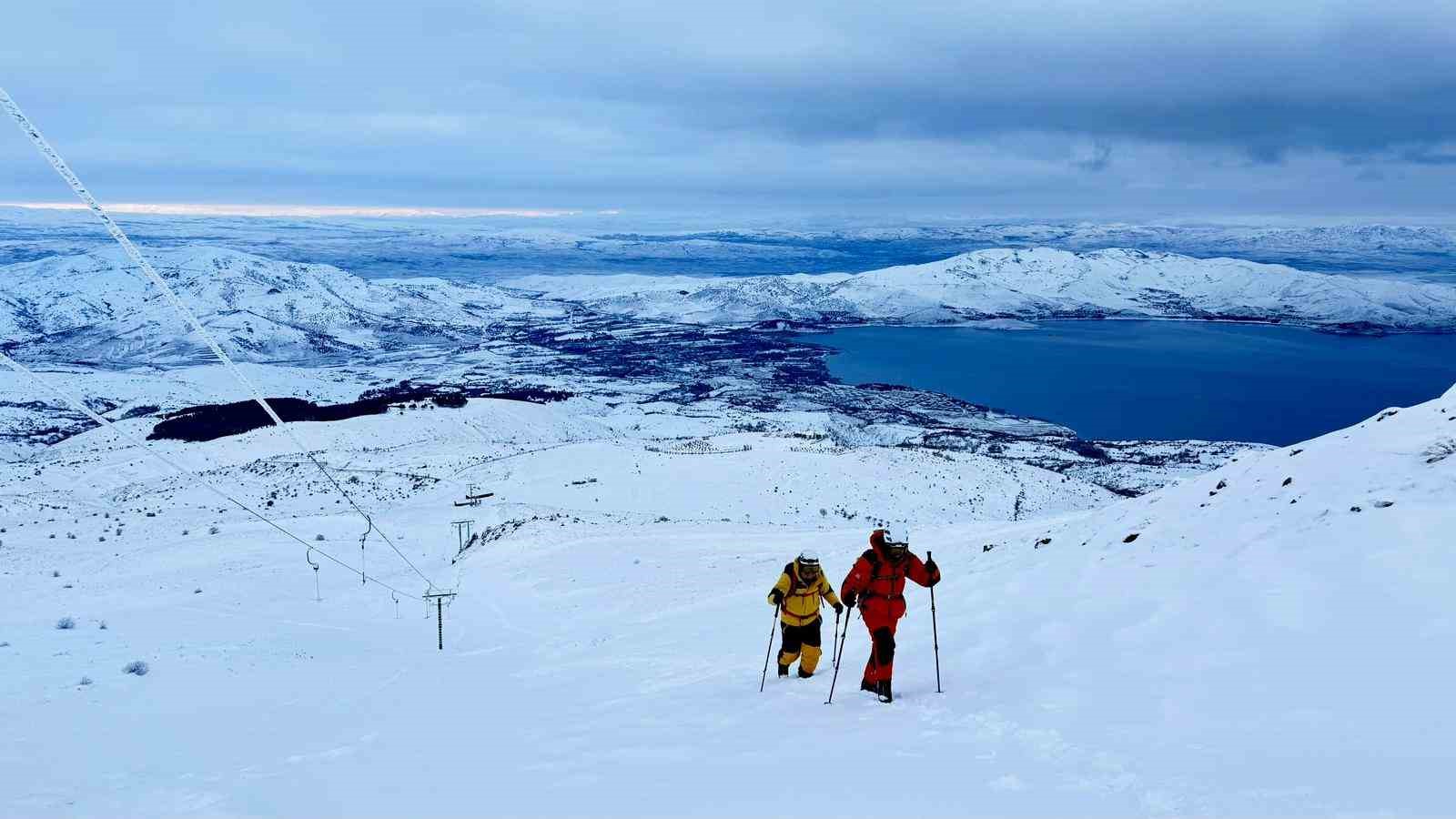 Yazın dalgalanan bayrak kışın buz kesti, o anlar görüntülendi
