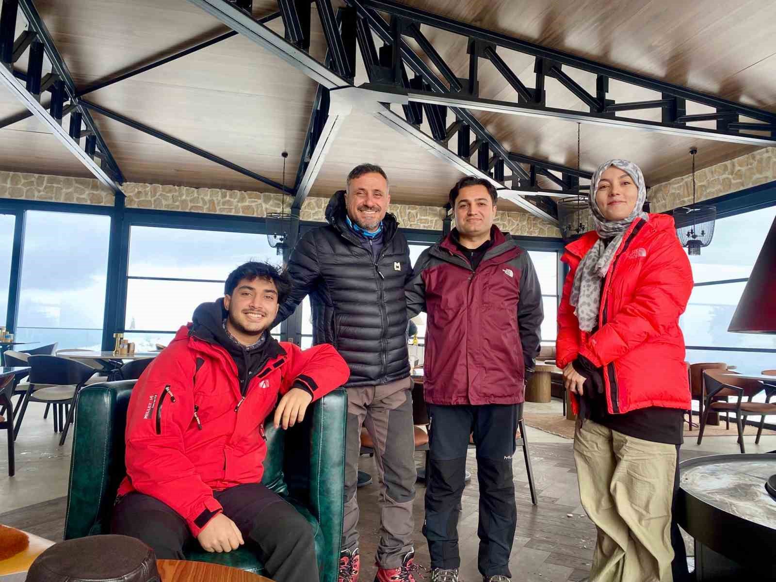 Yazın dalgalanan bayrak kışın buz kesti, o anlar görüntülendi
