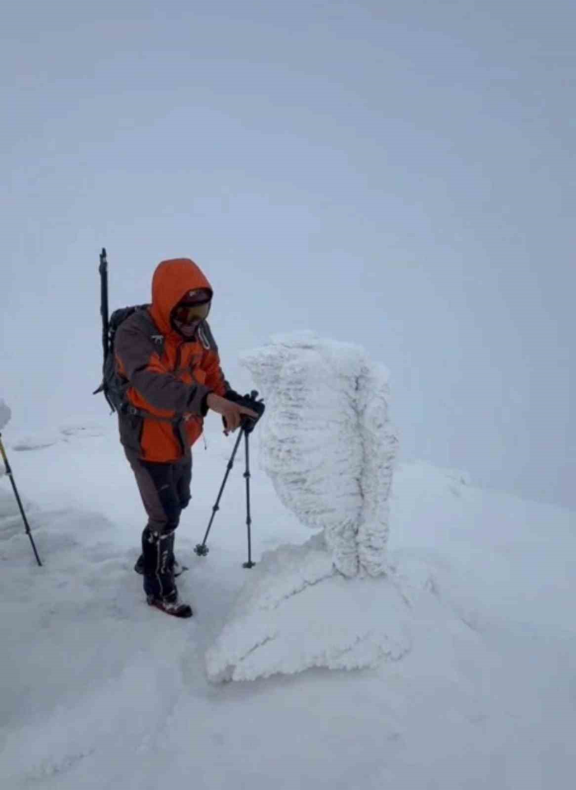 Yazın dalgalanan bayrak kışın buz kesti, o anlar görüntülendi
