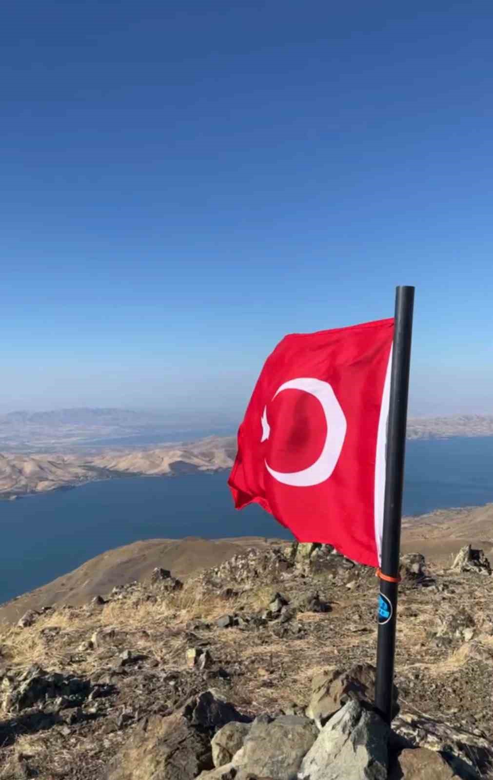 Yazın dalgalanan bayrak kışın buz kesti, o anlar görüntülendi
