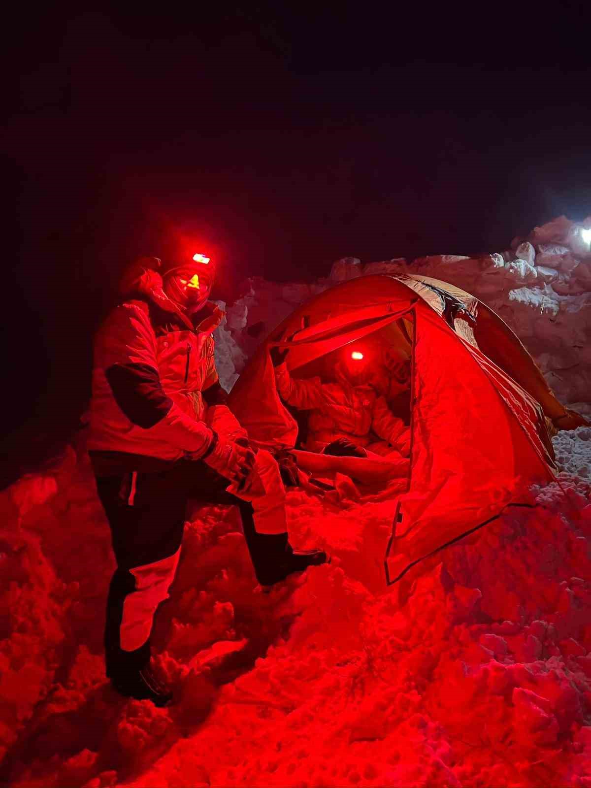 Yazın dalgalanan bayrak kışın buz kesti, o anlar görüntülendi

