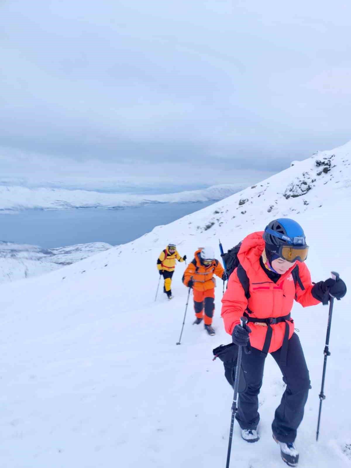 Yazın dalgalanan bayrak kışın buz kesti, o anlar görüntülendi
