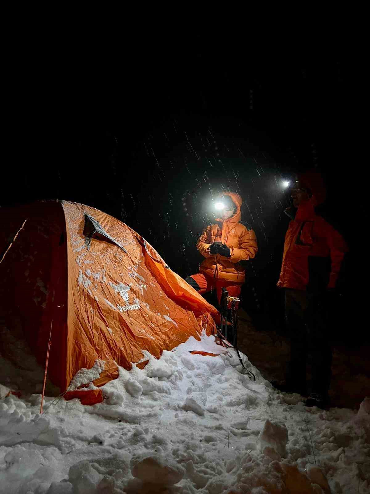Yazın dalgalanan bayrak kışın buz kesti, o anlar görüntülendi
