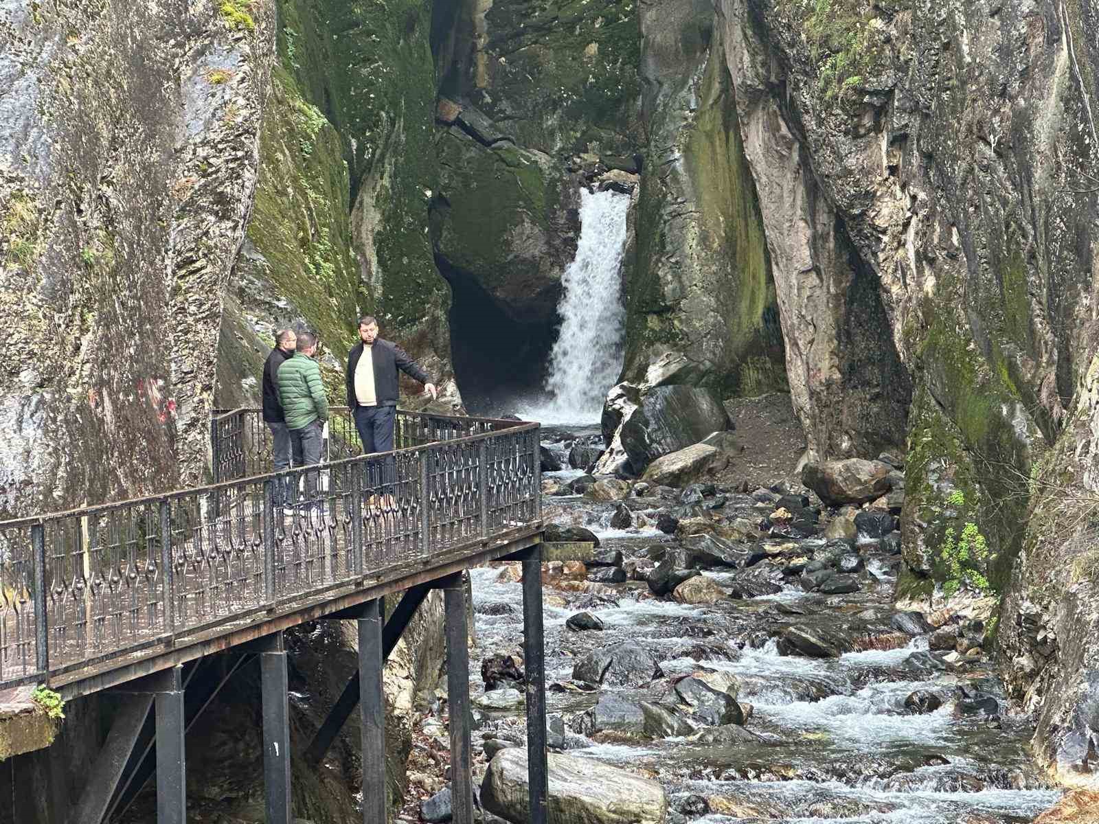 Yazın kurumak üzereydi, Uludağ’ın karlarıyla yeniden coştu
