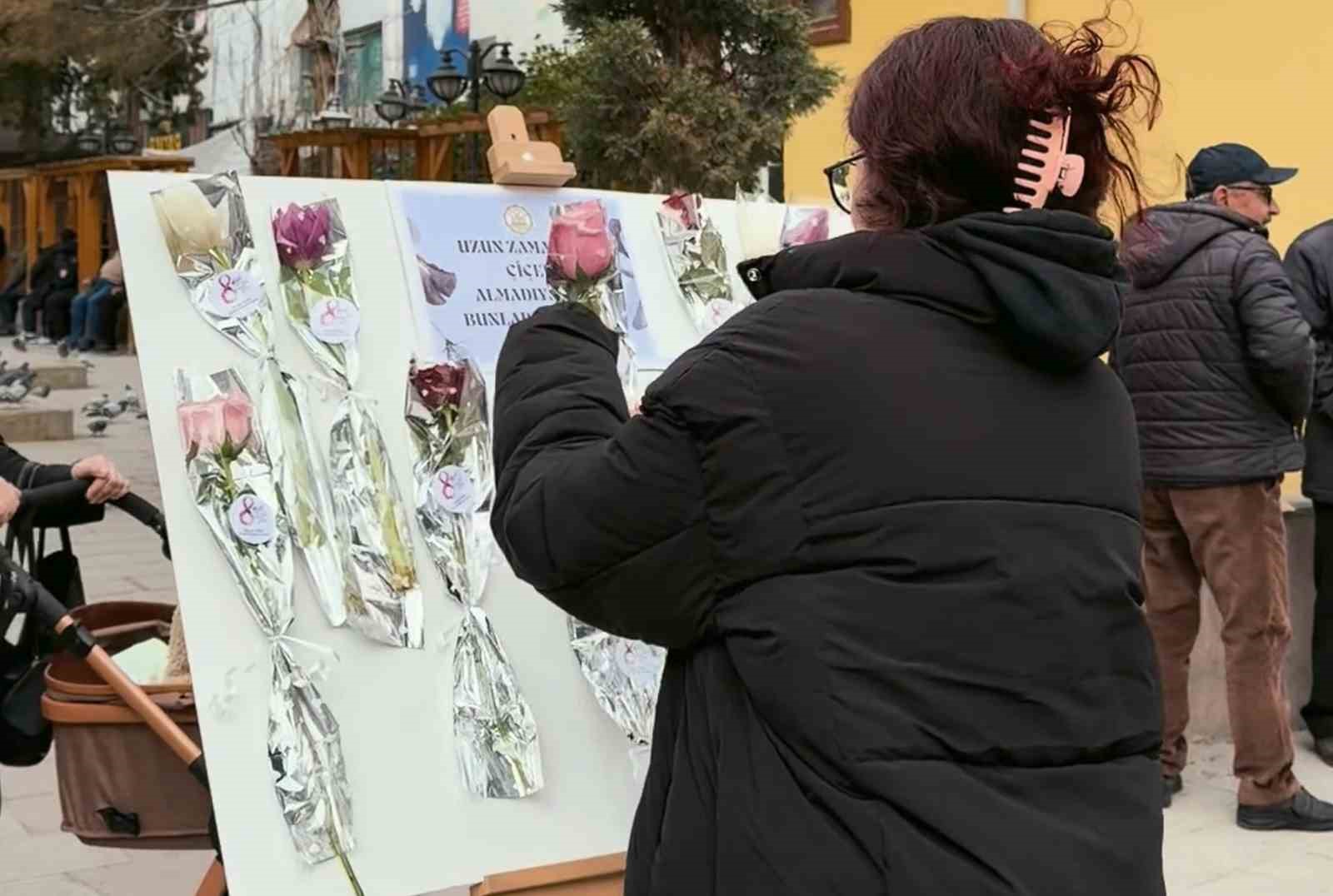 Yazıyı okuyan çiçek aldı: Yaşlı kadın hayatında ilk kez bu mutluluğu yaşadı
