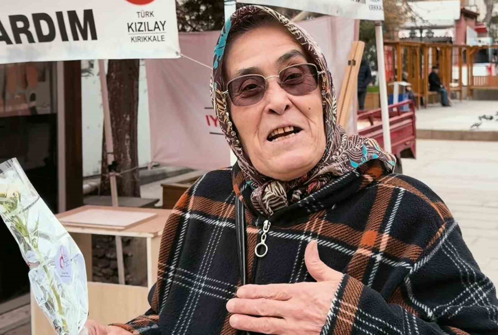 Yazıyı okuyan çiçek aldı: Yaşlı kadın hayatında ilk kez bu mutluluğu yaşadı
