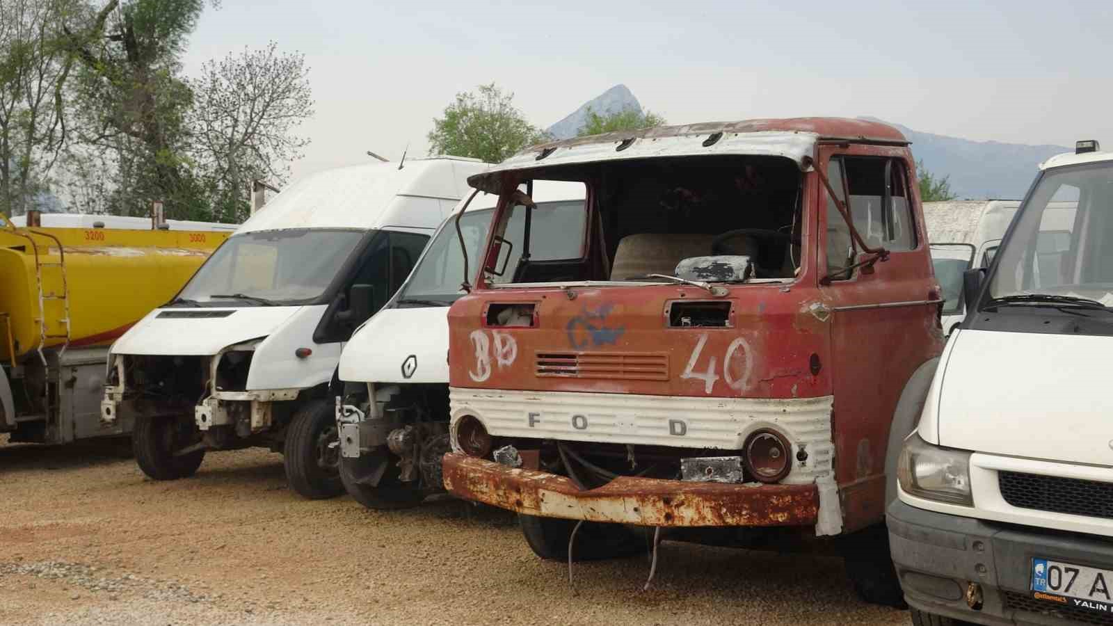 Yediemin otoparkları araç mezarlığına döndü, milyonluk araçlarla hurdaya dönenler aynı alanda sahiplerini bekliyor
