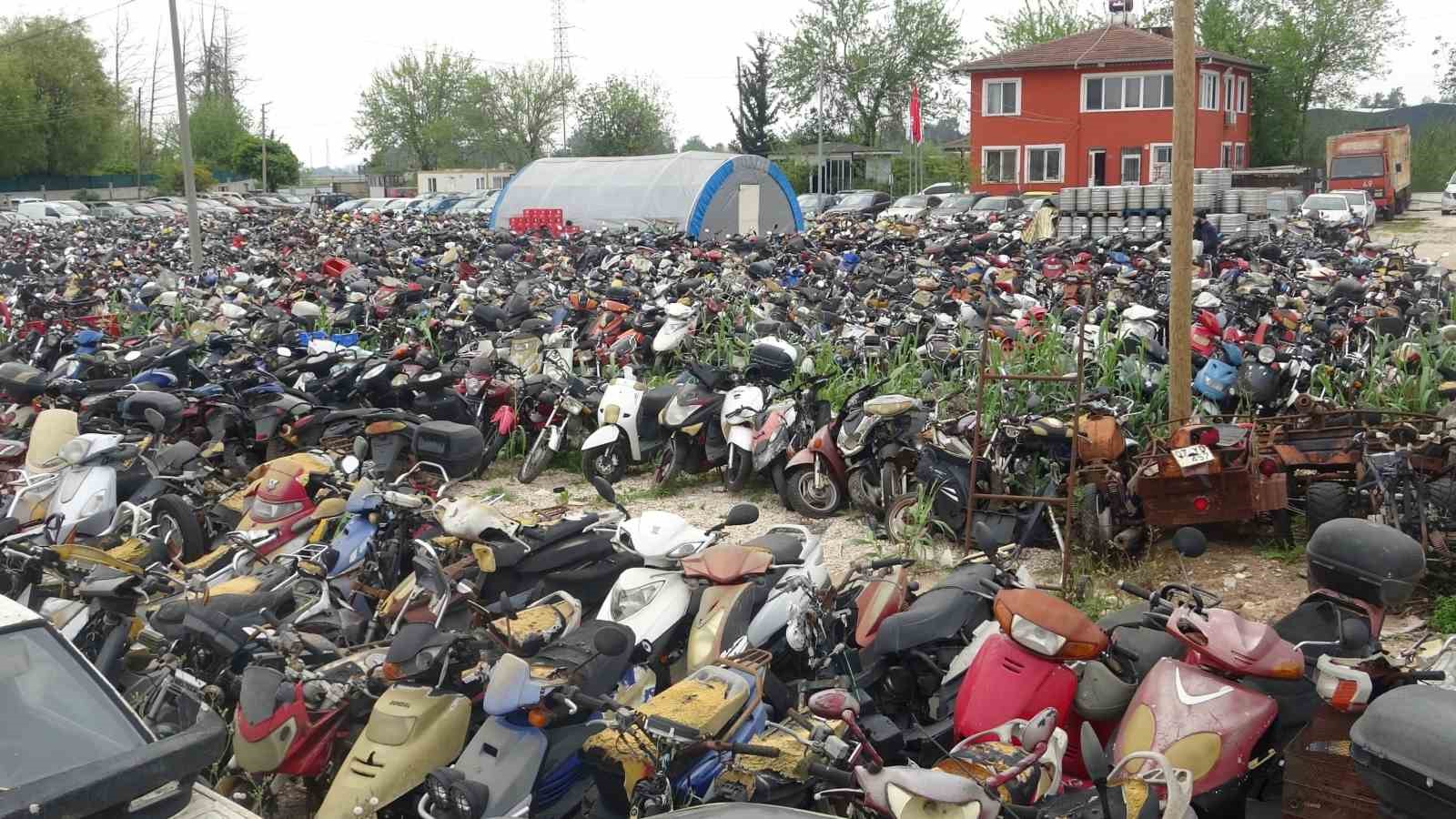 Yediemin otoparkları araç mezarlığına döndü, milyonluk araçlarla hurdaya dönenler aynı alanda sahiplerini bekliyor
