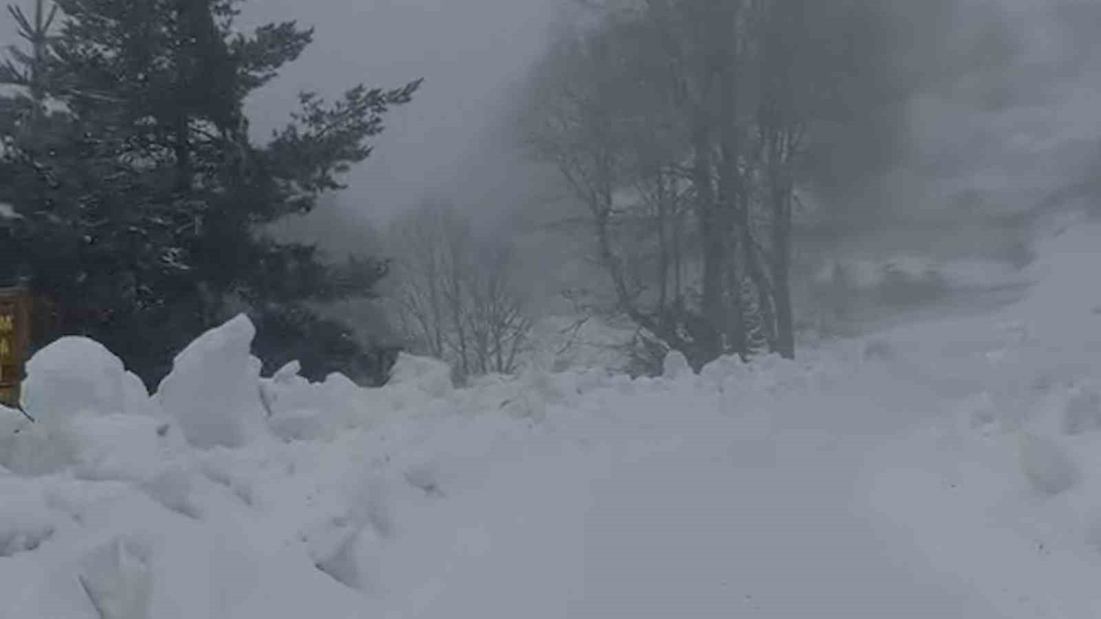 Yedigöller Milli Parkı yolunda kar yağışı etkili oluyor
