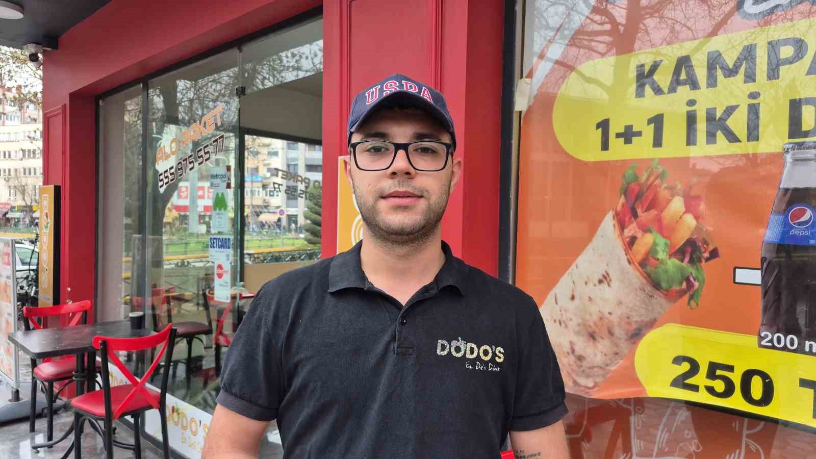 Yedikleri dürümlerin parasını ödemeden kaçan gençler kameraya yansıdı
Yedikleri dürümlerin parasını ödemeden kaçan gençler kameraya yansıdı