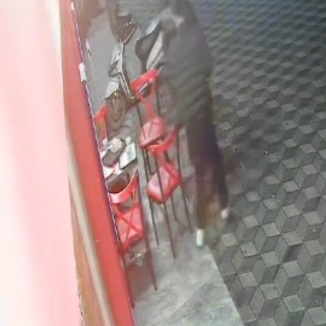 Yedikleri dürümlerin parasını ödemeden kaçan gençler kameraya yansıdı
Yedikleri dürümlerin parasını ödemeden kaçan gençler kameraya yansıdı