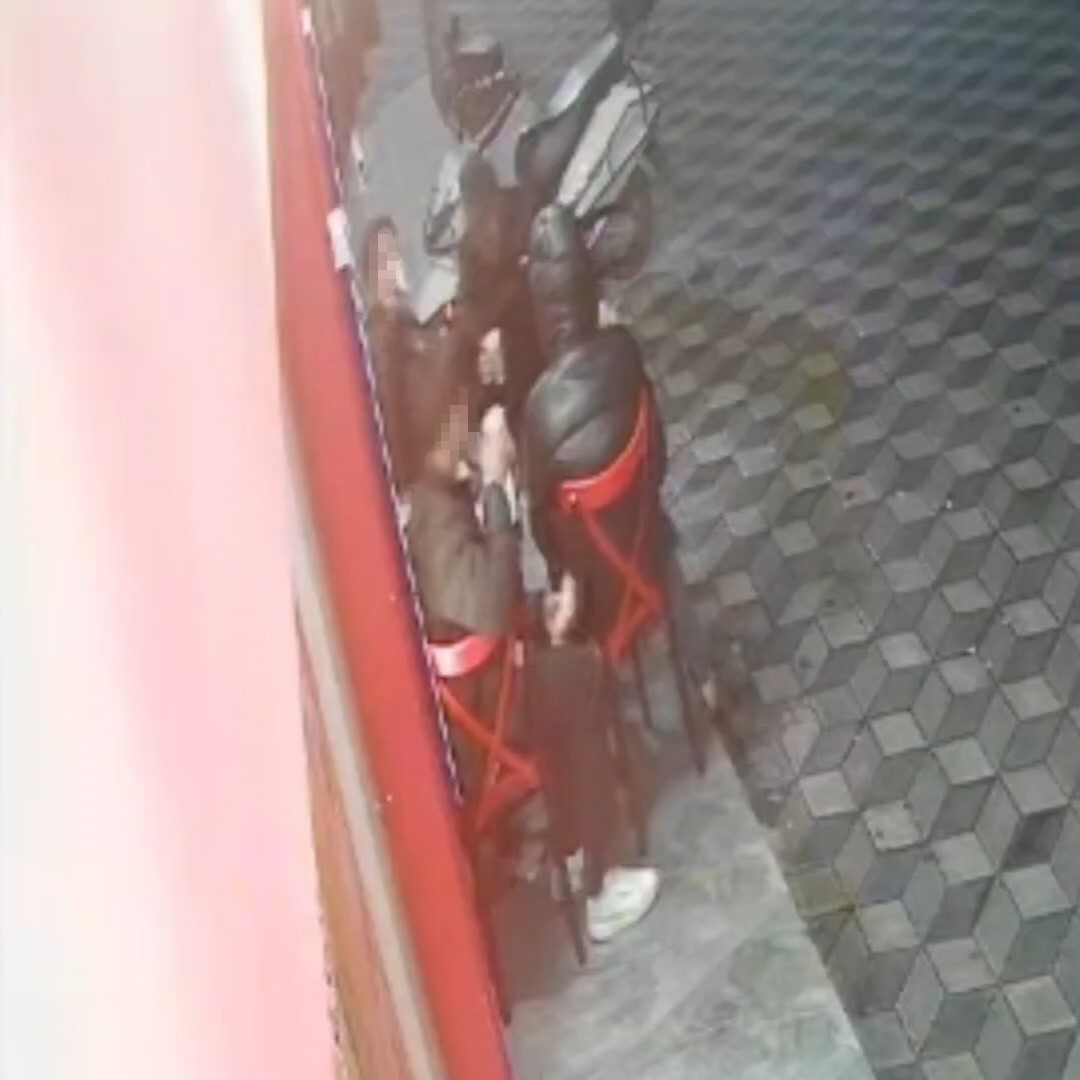 Yedikleri dürümlerin parasını ödemeden kaçan gençler kameraya yansıdı
Yedikleri dürümlerin parasını ödemeden kaçan gençler kameraya yansıdı